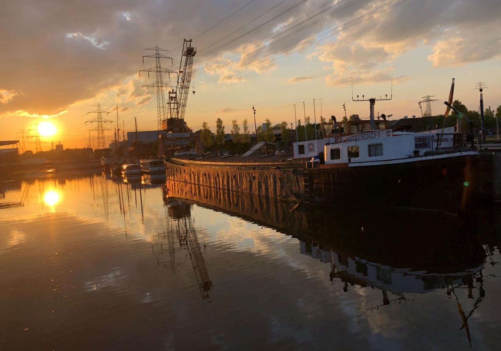 Schiffshotel "Schlafen Im Hafen" Hamburg Eksteriør bilde